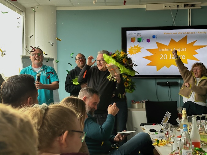 addmore Frühstücksmeeting mit Konfetti