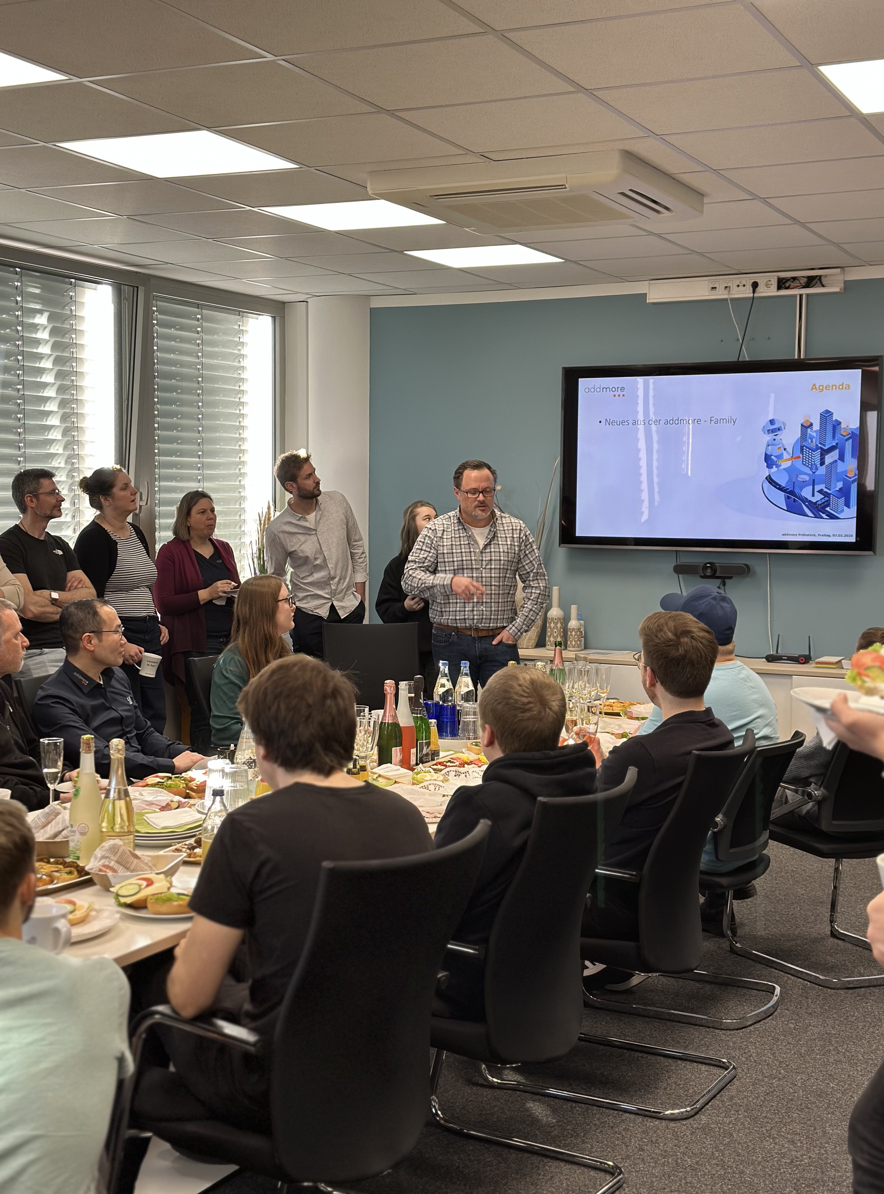 Interessante News, perfektes Teamwork und viel Spaß beim addmore-Frühstücksmeeting
